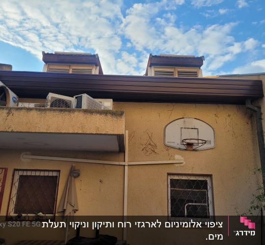 גג עם יחידות מיזוג אוויר ומבנה קטן